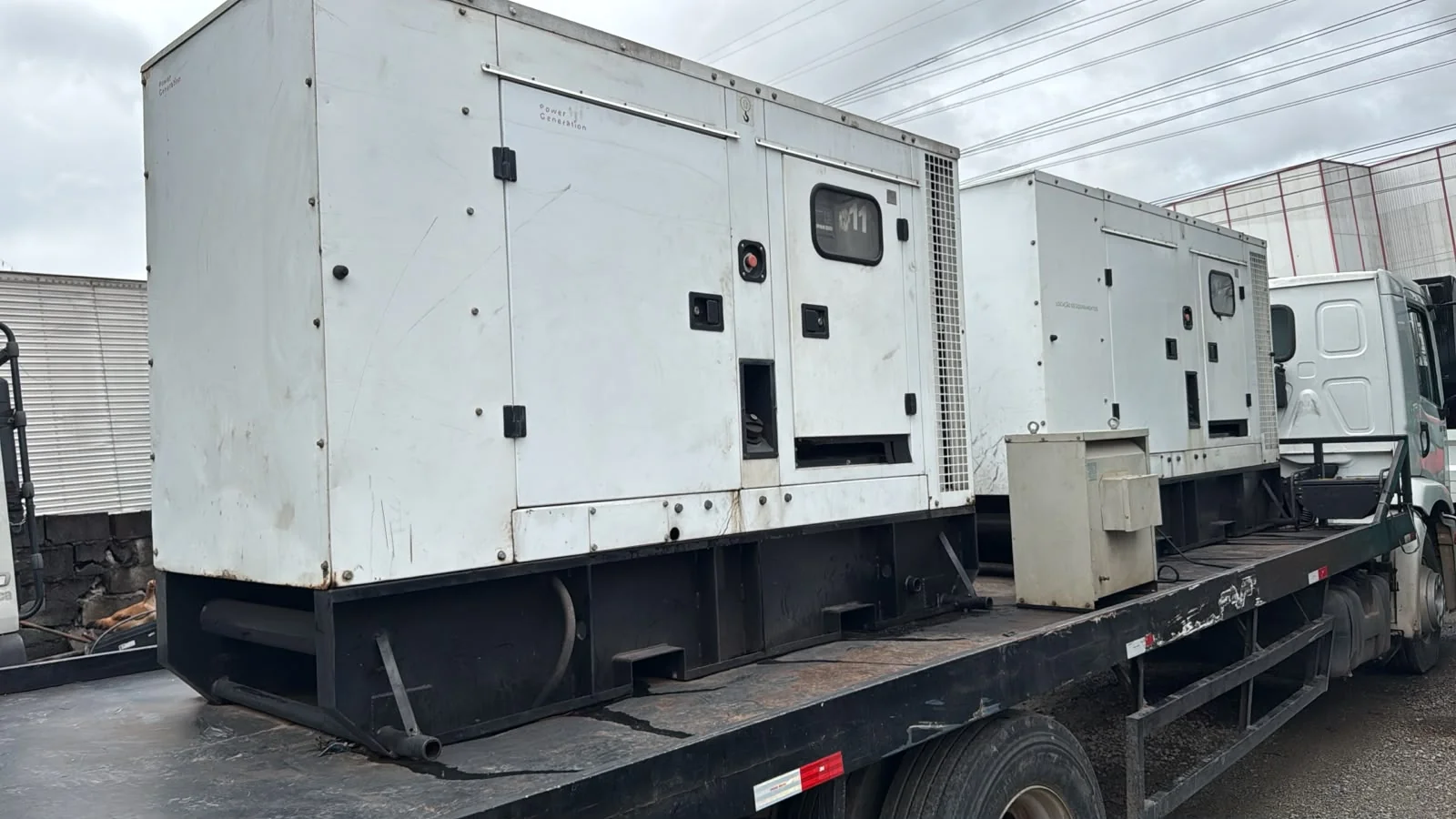 Geradores sobre caminhão preparados para transporte