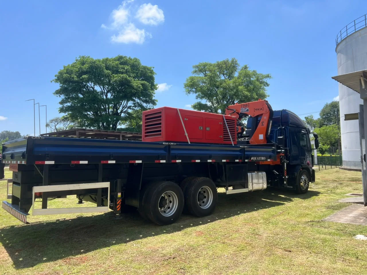 Caminhão Quattro com gerador vermelho na carroceria